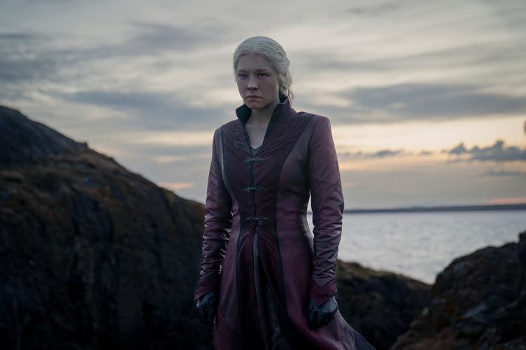 Emma D'Arcy, der spiller hovedpersonen Rhaenyra Targaryen, demonstrerer her, hvordan man som seer har det efter fire episoder af den nye 'House of the Dragon'-sæson.  Foto: HBO Max/HBO Max
