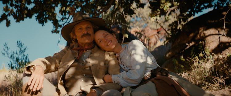 Viggo Mortensen og Vicky Krieps som det elskende par, der får mere sans for ligestilling end de fleste parforhold gjorde omkring 1870. Foto: Marcel Zyskind