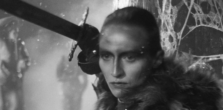 Den purunge Conann slår hårdt igennem, når hun kæmper for livet i en sælsom tidslabyrint. Foto: Still fra filmen