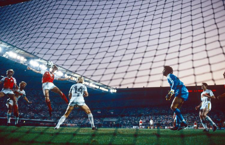 EM i fodbold i Frankrig 1984. Kenneth Brylle møder Frank Arnesens indlæg med hovedet og udligner til 2-2 i kampen mod Belgien.   Foto: Finn Frandsen