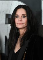 Courteney Cox er mest kendt som skuespiller, men arbejder også som instruktør og producer. Udover tvserien 'Venner' er hun kendt fra filmserien 'Scream'. Her ses hun ved premieren på den sjette 'Scream'-film i marts 2023.  Foto: Ndz/star Max/ipx/Ritzau Scanpix
