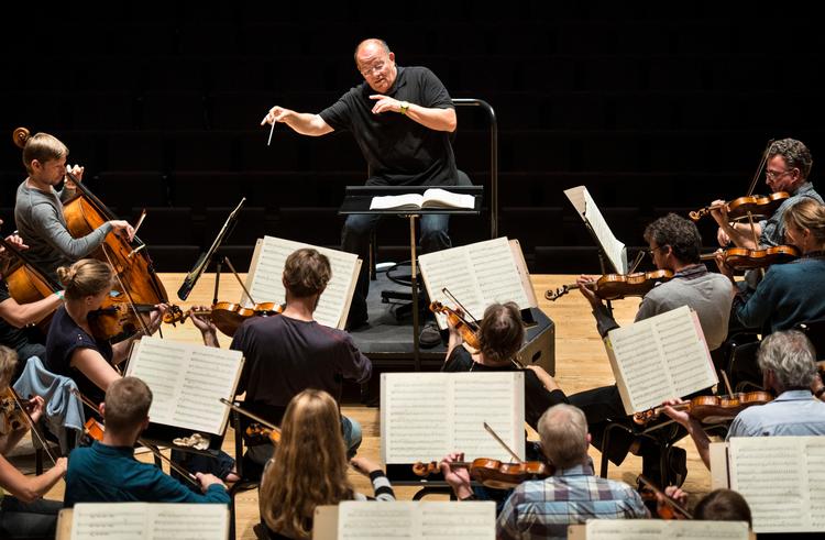 Marc Soustrot fotograferet med Aarhus Symfoniorkester i 2015, da han netop var blevet orkestrets nye chefdirigent.
 Foto: Jan Dagø