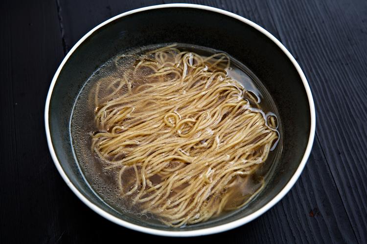 En række chilinudler, som er popuære på TikTok, bliver kaldt tilbage på grund af for højt niveau af totalcapsaicin, som kan føre til akut forgiftning. Nudlerne på billedet er ikke de samme som dem, der tilbagekaldes. Arkivfoto Jacob Ehrbahn