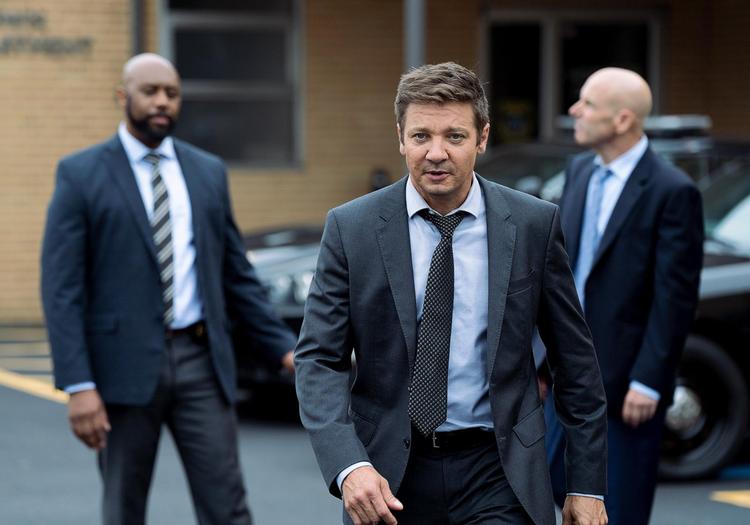 Jeremy Renners hovedperson, Mike McLusky, er atter fascinerende i serien 'Mayor of Kingstown'.  Foto: SkyShowtime