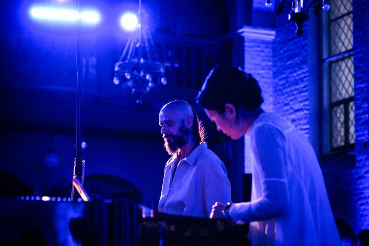 Gående rundt om et flygel spillede pianisten Rai Nakamura, så lyden af 'gammeldags avantgarde' blandede sig med drone-meditationslyd fra små højttalere. Foto: Alexander Banck-Petersen