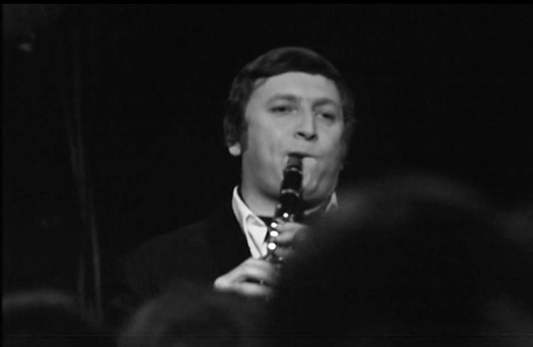 Inden Rolv Wesenlund blev hele Skandinaviens Fleksnes, var han en dygtig jazzklarinettist og vigtig skribent.  
