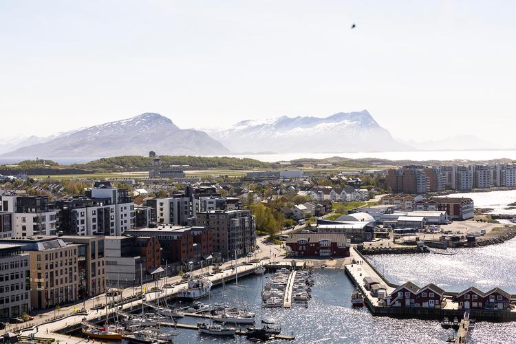 Fra panoramabaren på Hotel Scandic Havet er der blandt andet udsigt over havnen med Nordlands smukke bjerge som kulisse. Foto: Karin Møller-Olsen