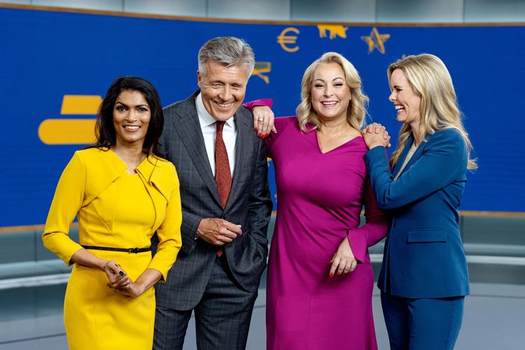 Der var en jovial stemning i DR-studiet søndag aften, hvor værterne udelukkende havde inviteret deres DR-kolleger ind som eksperter. Foto: Agnete Schlichtkrull