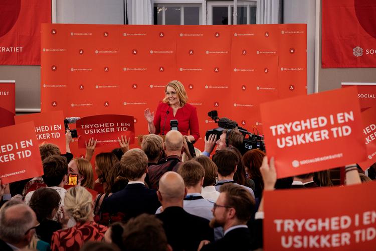 Christel Schaldemose havde ikke en god søndag aften. Hun måtte som ene socialdemokrat indtage talerstolen ved partiets valgfest på Christiansborg, og både søndag aften og mandag morgen undgik hun journalister, der udbad sig hendes forklaring på nederlaget. Foto: Martin Lehmann