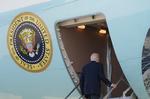 USA's præsident, Joe Biden, steg torsdag om bord på Air Force One for at flyve til G7-møde i Italien, hvor han ifølge sin nationale sikkerhedsrådgiver vil underskrive en ny sikkerhedsaftale med Ukraine. Foto: Kevin Lamarque/Ritzau Scanpix