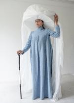 Familie har været et stort tema i Lilibeth Cuenca Rasmussens kunst, siden hun lavede sit første videoværk.  
Her ses hun i en performance, som hun skabte til Politikens tillæg om Kulturmøde Mors i 2020.  Foto: Miriam Dalsgaard