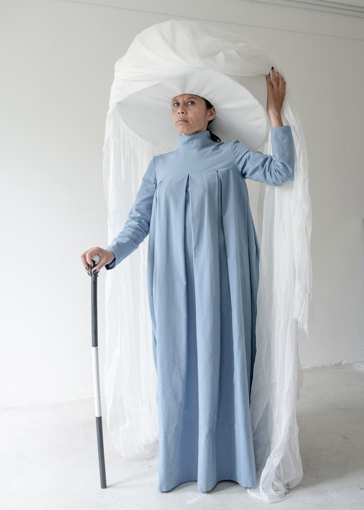 Familie har været et stort tema i Lilibeth Cuenca Rasmussens kunst, siden hun lavede sit første videoværk.  
Her ses hun i en performance, som hun skabte til Politikens tillæg om Kulturmøde Mors i 2020.  Foto: Miriam Dalsgaard