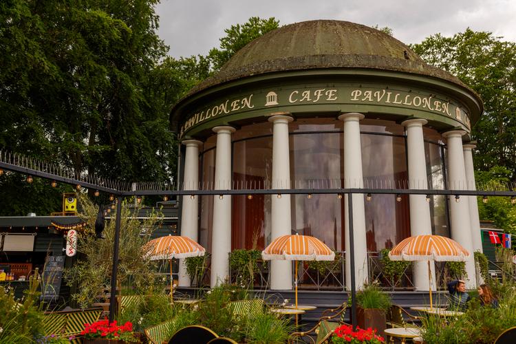 Pavillonen blev i 1920 opført som musiktribune med plads til et 40-mand stort orkester. Siden 1970'erne har der været café i bygningen. Foto: Miriam Dalsgaard