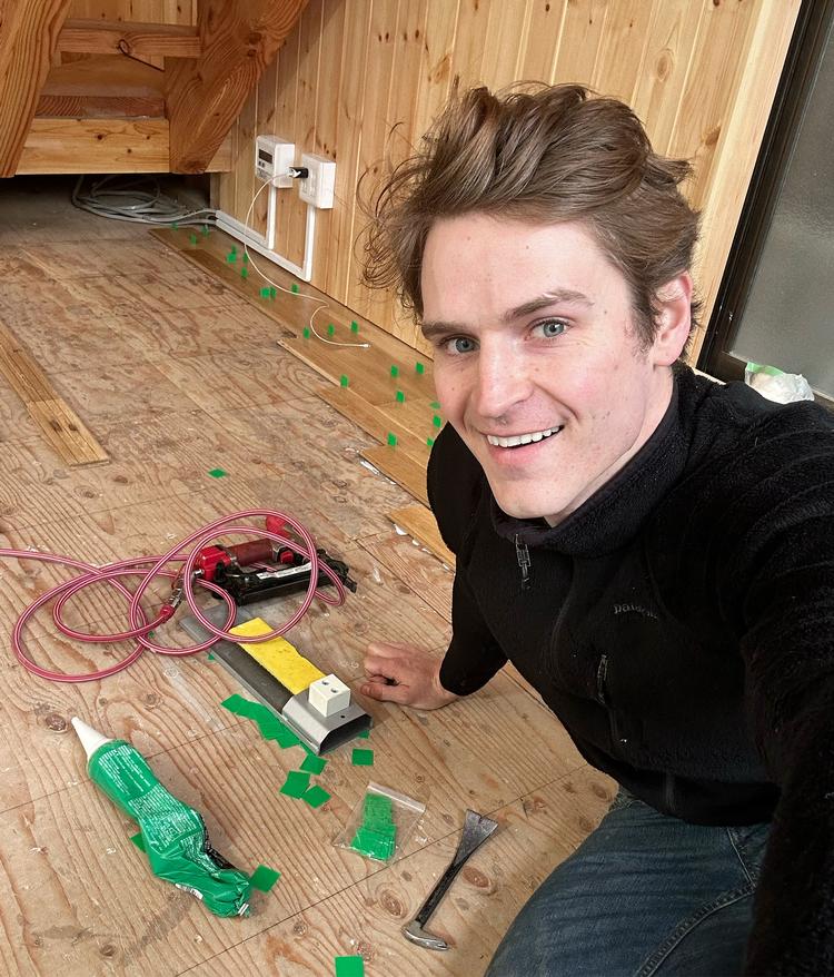 Anton Wormann har skabt en karriere på at købe håndværkertilbud i Tokyo og renovere dem. 1,5 millioner mennesker følger med på de sociale medier, når 'Anton in Japan' smøger ærmerne op. Privatfoto Foto: Anton Wormann