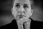Mette Frederiksen - her fotograferet på Marienborg - er psykisk påvirket af overfaldet fredag før EU-valget, fortæller kilder tæt på statsministeren.     Statsminister Mette Frederiksen (S) fotograferet på Marienborg.   Foto: Mads Nissen