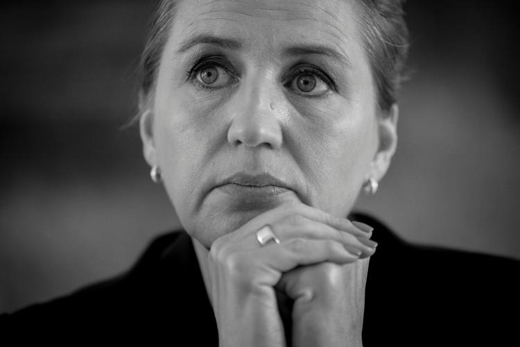 Mette Frederiksen - her fotograferet på Marienborg - er psykisk påvirket af overfaldet fredag før EU-valget, fortæller kilder tæt på statsministeren.     Statsminister Mette Frederiksen (S) fotograferet på Marienborg.   Foto: Mads Nissen