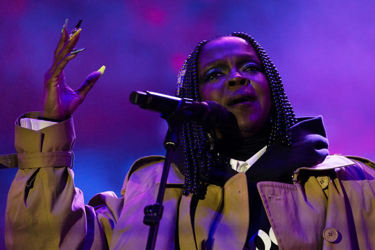 Der var hele tiden noget, der generede Lauryn Hill under hendes koncert på Heartland. Men irritationen gav hendes kaotiske koncert et menneskeligt ansigt. Foto: Thomas Borberg
