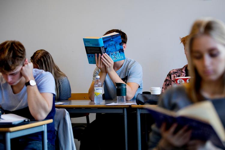 Der skal være en ungdomsuddannelse til dem, der hverken har lyst til et akademisk gymnasium eller tidligt at vælge en af de mange erhvervsuddannelser, der findes, siger undervisningsministeren. Arkivfoto Foto: Finn Frandsen