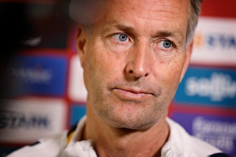 Landstræner Kasper Hjulmand har et positivt problem op til EM-premieren mod Slovenien søndag klokken 18. Foto: Jens Dresling