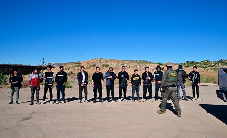 En grænsevagt har standset en gruppe kinesiske og pakistanske migranter, der er kommet ind over grænsen ved Californien. Grænsebevogtningen har længe været et stridspunkt i amerikansk politik. Nu nærer en række terroranholdelser utilfredsheden med det, der sker. Arkivfoto. Foto: Frederic J. Brown/Ritzau Scanpix