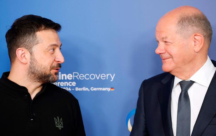 For få dage siden deltog den tyske kansler, Olaf Scholz, og den ukrainske præsident, Volodymyr Zelenskyj, i en konference om genopbygningen af Ukraine i Berlin. Foto: Odd Andersen/Ritzau Scanpix