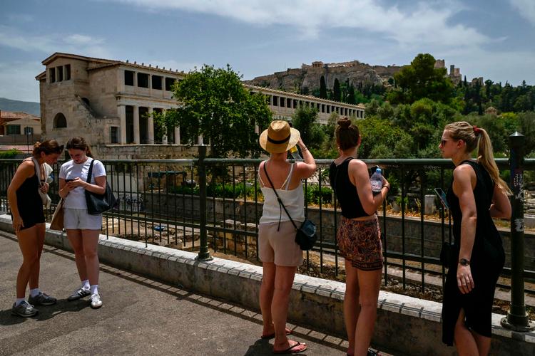 Akropolis i Athen er lukket på grund af den høje varme.  Foto: Aris Messinis/Ritzau Scanpix