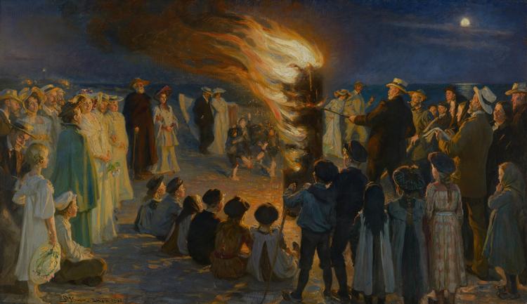 P. S. Krøyers billede ’Sankt Hansblus på Skagen strand’ fra 1906. På billedet står mange af malerens familie og venner, inklusive Holger Drachmann. To år senere blev Holger Drachmanns urne sat ned i Skagen. Hans midsommersang synges stadig.  Foto: P.S. Krøyer/Public Domain