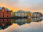Ålesund har en af Norges travleste havne med masser af fiskeri, off shore og krydstogt-turisme, men i inderhavnen Brosundet ånder alt fred og idyl.  Foto: Kristoffer Flakstad