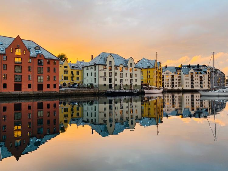 Ålesund har en af Norges travleste havne med masser af fiskeri, off shore og krydstogt-turisme, men i inderhavnen Brosundet ånder alt fred og idyl.  Foto: Kristoffer Flakstad