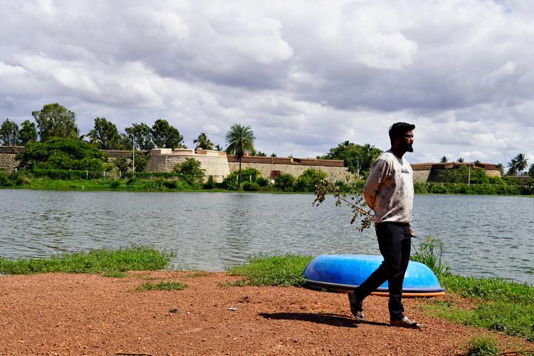 Søen her var udtørret, indtil 'Zen-Regnmanden' kom og genetablerede balancen. Men Indien mangler vand alle vegne. Foto: Sebastian Stryhn Kjeldtoft