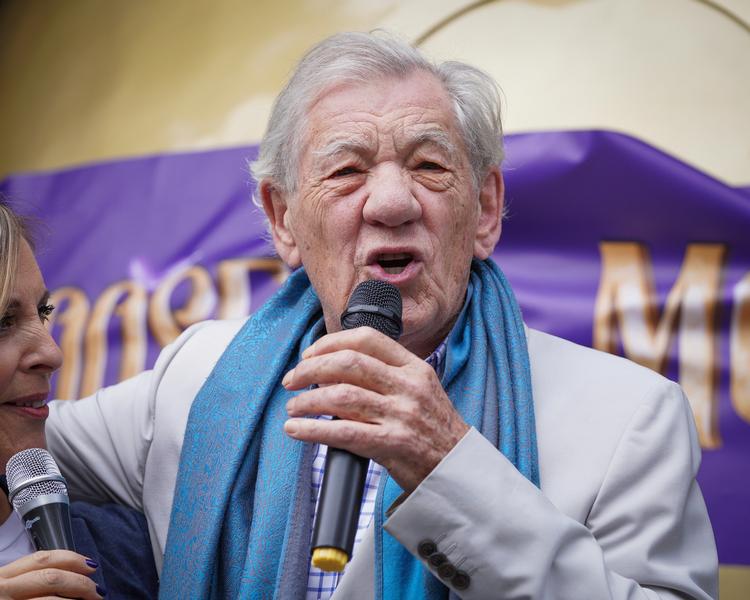 Sir Ian McKellen faldt under en kampscene på et teater i London.  Foto: Scott Garfitt/Ritzau Scanpix