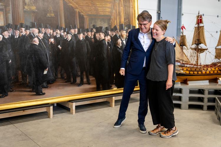 Administrerende direktør i Dansk Erhverv Brian Mikkelsen ses her med P.S. Krøyers tipoldebarn Fie Krøyer ved Krøyers maleri 'Fra Københavns Børs'.  Foto: Ida Marie Odgaard/Ritzau Scanpix