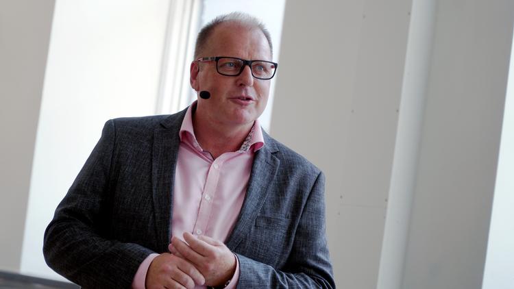 Villy Dyhr har været formand for SF Ungdom, og i mange år gik han efter en politisk karriere, men valgte at koncentrere sig sin erhvervskarriere. 