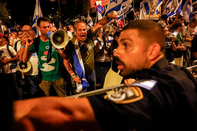 Protester ved Netanyahus hjem mandag udviklede sig til optøjer, og politiet måtte bruge vandkanoner for at sprede mængden, der kræver nyvalg.  Foto: Hazem Bader/Ritzau Scanpix