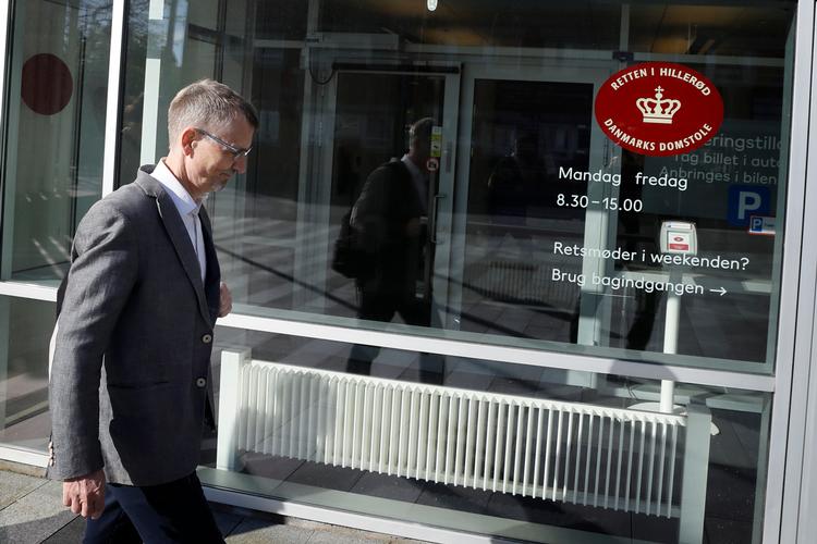 Niels Holck Holck er anklaget for at have nedkastet omkring fire ton våben til en oprørsbevægelse i Indien i 1995. Her ankommer Niels Holck til retten og giver interview til pressen ved Retten i Hillerød. Foto: Jens Dresling