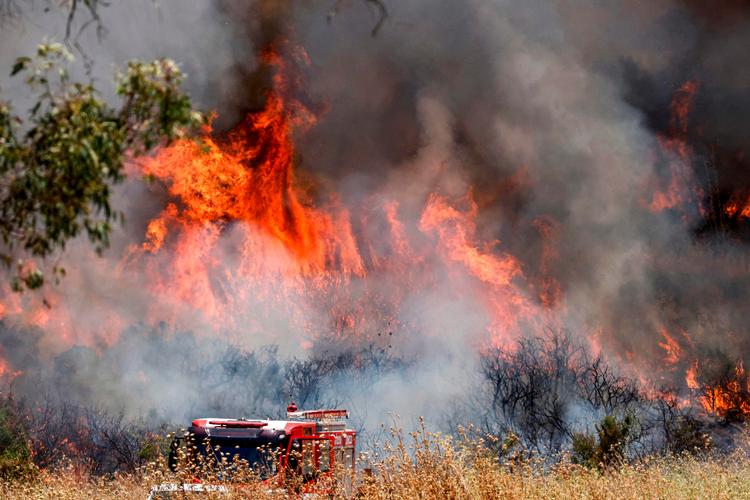 Granat-beskydning fra Hizbollah i Libanon sætter marker i brand i det nordlige Israel. Foto: Jalaa Marey/Ritzau Scanpix