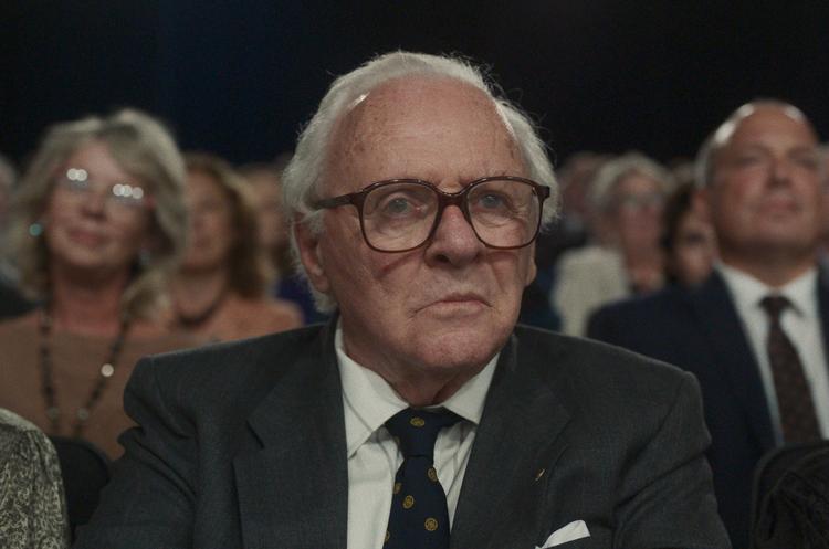 Anthony Hopkins spiller den gamle Nicholas Winton og skal forestille at være hjemsøgt af minderne om dengang, da han reddede tjekkiske børn fra nazisterne. Man bliver ikke overbevist om, at det gør ondt at være fanget i fortiden.  Foto: Nordisk Film 