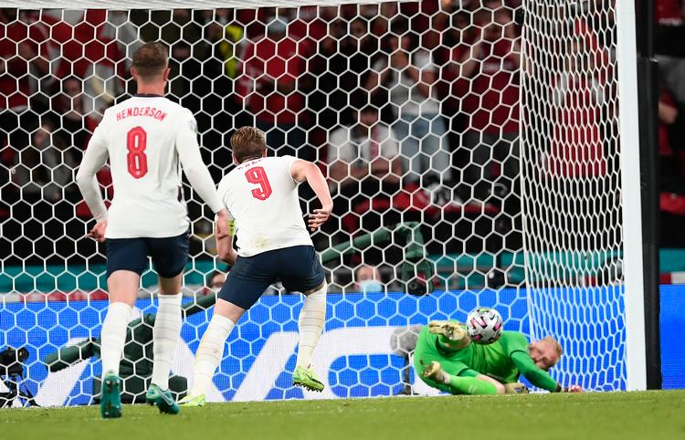 Kasper Schmeichel reddede straffesparket fra Harry Kane. Angriberen scorede dog på riposten og afgjorde semifinalen i EM 2021 til engelsk fordel. Foto: Lars Poulsen