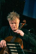 Cellisten Jonathan Swensen er på vej til en meget stor karriere. Han var lyttende og superkoncentreret i kammermusik af Schumann. Foto: Julia Eva Severinsen