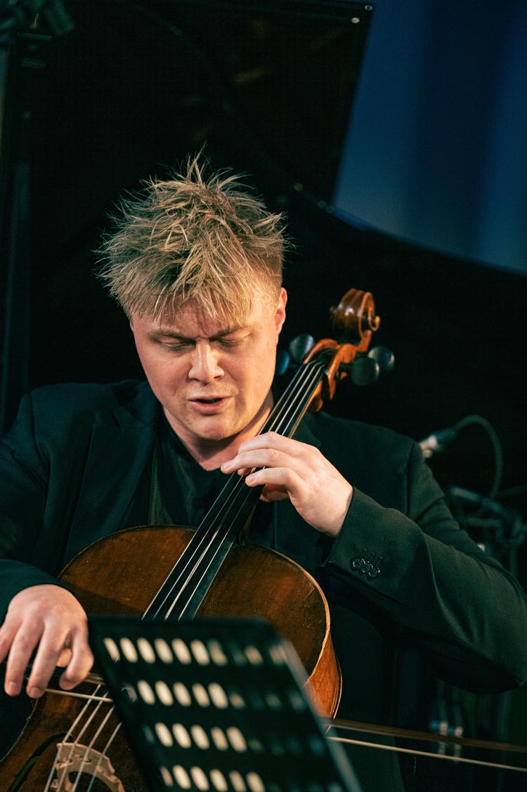 Cellisten Jonathan Swensen er på vej til en meget stor karriere. Han var lyttende og superkoncentreret i kammermusik af Schumann. Foto: Julia Eva Severinsen