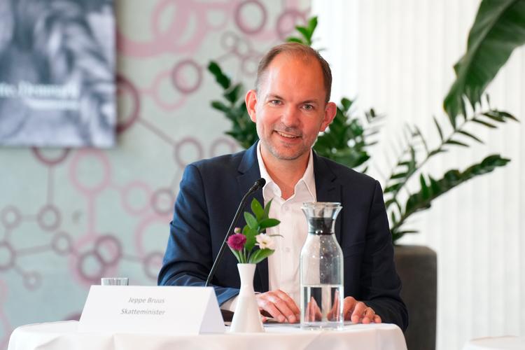 Skatteminister, Jeppe Bruus (S), medgiver, at regeringens nye forslag ikke er vokset i Socialdemokratiets baghave.  Foto: Emil Helms/Ritzau Scanpix