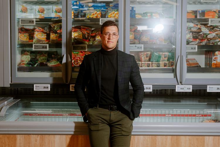 Rudolph Taflev er uddannet akademiker, men arbejder utraditionelt i discountkæden Lidl, hvor han er distriktschef  med ansvar for tre butikker.  Foto: Marcus Emil Christensen