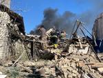 Redningsmandskab og betjente leder efter ofre i en bolig, der er ramt under et tidligere russisk bombardement af Lyptsi. Arkivfoto. Foto: Oleh Syniehubov Via Telegram/Ritzau Scanpix