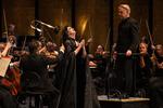 Angela Gheorghiu indtog scenen, og i Tivolis orkester, dirigeret af Christoph Gedschold, fik hun et flot operaorkester at læne sig op ad.  Foto: Jakob Melgaard