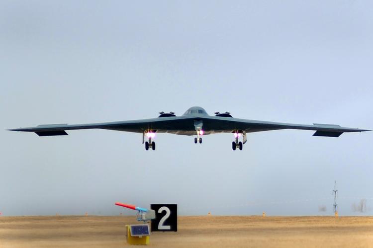 Et af USA's tophemmelige B2-bombefly lander ved Whiteman-flyvestationen i Missouri - der viser sig at have en kinesisk nabo. Foto: Ho/Ritzau Scanpix