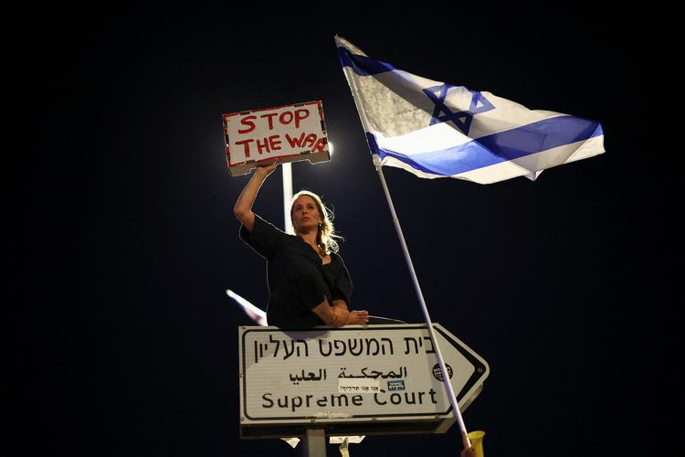  De tilbagevendende demonstrationer ved Knesset i Vestjerusalem kræver et stop for krigen i Gaza.
 Foto: Eloisa Lopez/Ritzau Scanpix