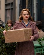 ​Trods en spilletid på otte timer kan serien føles forhastet. Ingen replikker har risiko for at være overflødige, og ingen replikker får derfor chancen for at dykke dybere ned mellem linjerne. Men Joey King som Halina får os til at glemme dialogernes stivhed i glimt.  Foto: Disney+