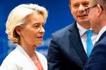 Ursula von der Leyen skal holde tungen lige i munden og have charmesmilet på, hvis hun skal sikre sig et glat genvalg til kommissionsformandsposten. Her ses hun sammen med regeringscheferne mandag, hvor hun dog ikke fik lov til at være med under middagen.  Foto: Nick Gammon/Ritzau Scanpix