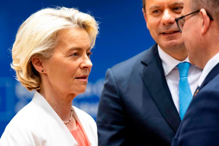 Ursula von der Leyen skal holde tungen lige i munden og have charmesmilet på, hvis hun skal sikre sig et glat genvalg til kommissionsformandsposten. Her ses hun sammen med regeringscheferne mandag, hvor hun dog ikke fik lov til at være med under middagen.  Foto: Nick Gammon/Ritzau Scanpix