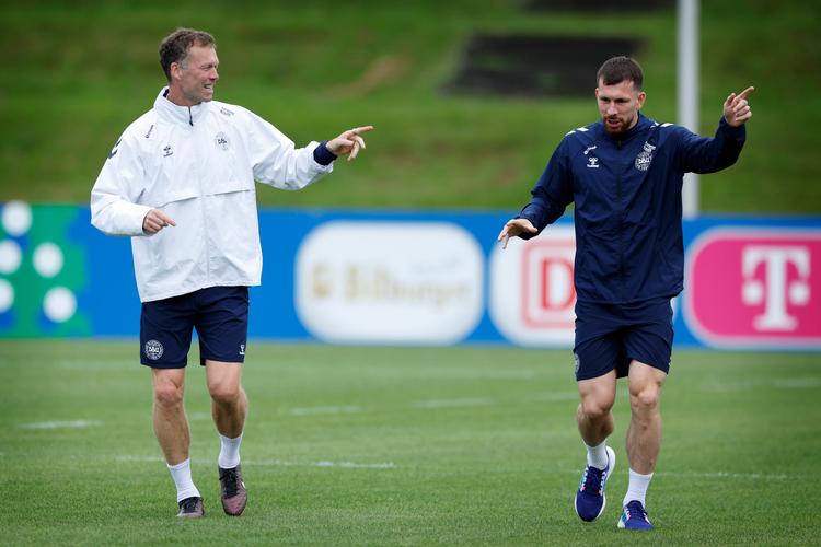 Tempoet var noget anderledes end mod England, da Pierre-Emile Højbjerg joggede et par omgange rundt på træningsbanen i Freudenstadt og til sidst fik selskab af assistenttræneren Morten Wieghorst. Foto: Jens Dresling